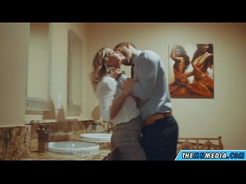 ❤️ เมื่อสาวผมบลอนด์ busty ยั่วยวนคุณในห้องน้ำสาธารณะ ❤️ แค่โป๊ ที่ th.hqpornvideos.ru ️❤